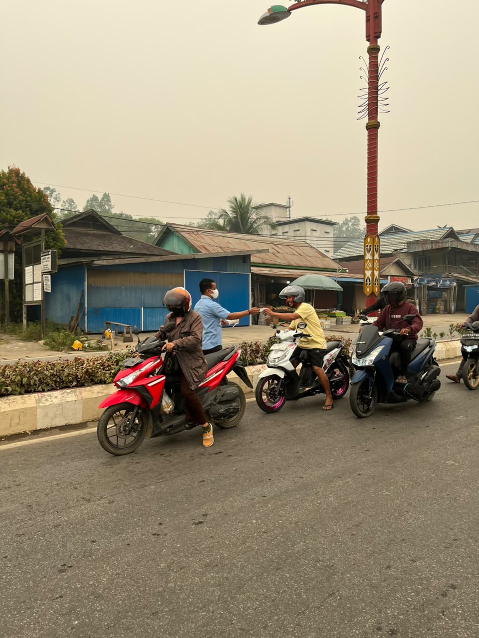 Peduli Kesehatan Warga, Perumda Danum Pomolum Bagikan Masker di Tengah Kabut Asap